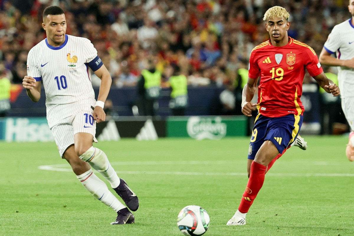 epa12158718 Spain?s Lamine Yamal (R) in action against France's Kylian Mbappe during the UEFA Nations League semi-final soccer match between Spain and France, in Stuttgart, Germany, 05 June 2025. ...