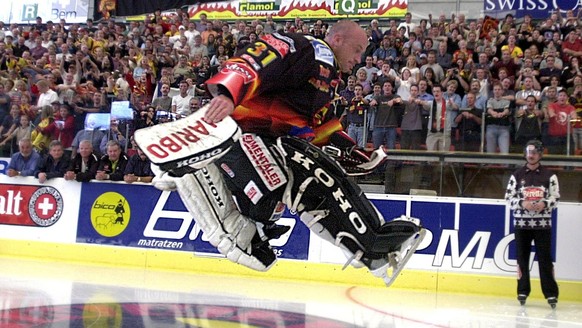 Der scheidende SCB Torhueter Renato Tosio bei seinem bekannten Luftsprung auf dem Eis, an seinem letzten Eishockeyspiel Tosio All Stars gegen den SCB, am Sonntag, 2. September 2001 im Allmendstadion i ...