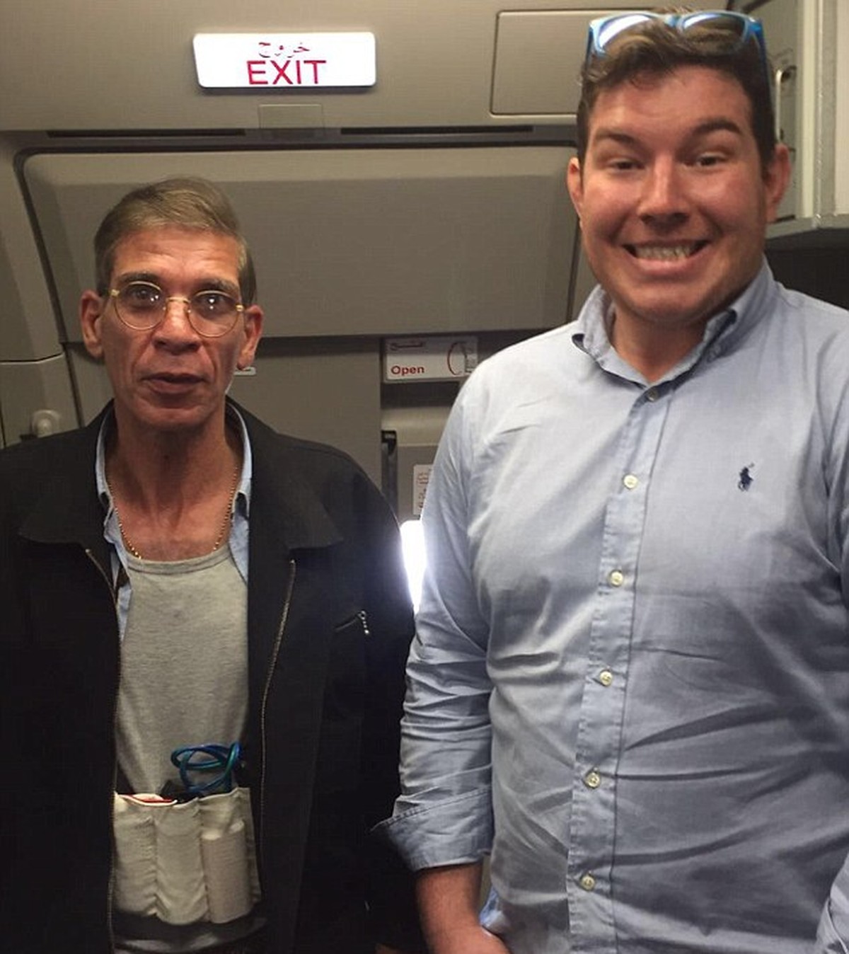 Passagier Ben Innes (rechts) posiert mit dem Flugzeugentführer.