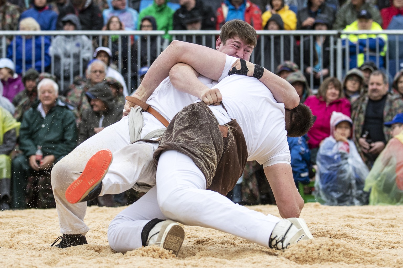 Severin Schwander und Matthias Herger, von links, waehrend dem 1. Gang beim Stoos Schwinget am Montag, 10. Juni 2019, auf dem Stoos. (KEYSTONE/Alexandra Wey)