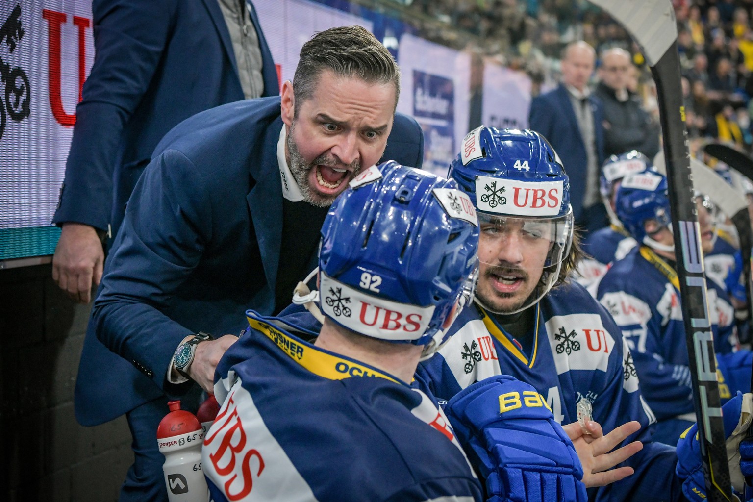 epa11050329 Davos&#039; head coach Josh Holden and Davos&#039; Tomas Jurco during the final game between Switzerland&#039;s HC Davos and HC Dynamo Pardubice, at the 95th Spengler Cup ice hockey tourna ...