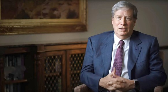 AMERICA S BURNING, Stanley Druckenmiller, investor and hedge fund manager, 2024. Abramorama / Courtesy Everett CollectionMCDAMBU EC018 PUBLICATIONxINxGERxSUIxAUTxONLY Copyright: xx MCDAMBU EC018 MCDAM ...