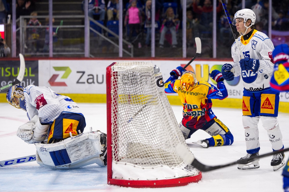 EHC Kloten PostFinance Top Scorer Petteri Puhakka feiert seinen Treffer zum 1-1 gegen EV Zug Torhueter Leonardo Genoni waehrend dem Qualifikationsspiel der Eishockey-Meisterschaft der National League  ...