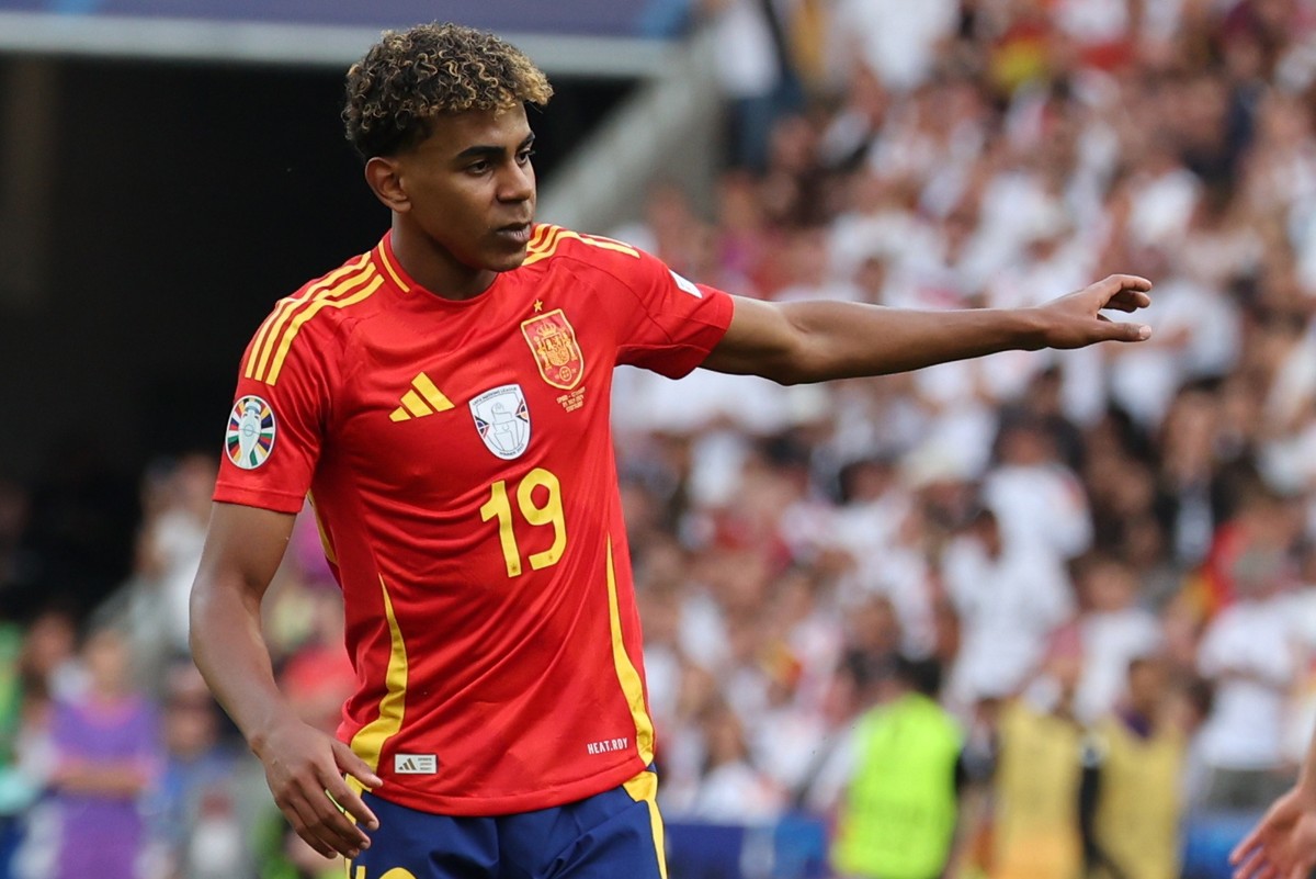 epa11459937 Lamine Yamal of Spain gestures during the UEFA EURO 2024 quarter-finals soccer match between Spain and Germany, in Stuttgart, Germany, 05 July 2024. EPA/MOHAMED MESSARA