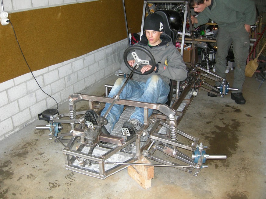 Die drei Gimischüler David, David und Patrik bauen einen fahrtüchtigen Buggy.