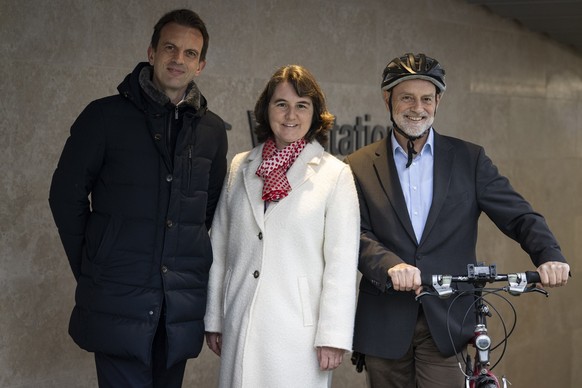 Frederick Widl, Leiter Immobilien, Axa Schweiz, Stadtraetin Simone Brander, Vorsteherin Tiefbau- und Entsorgungsdepartement und Stadtrat Andre Odermatt, Versteher Hochbaudepartement, von links, posier ...