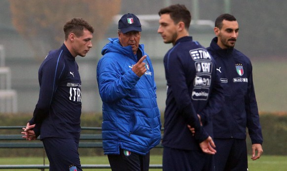 epa06324845 Italy&#039;s coach Gian Piero Ventura (2-L) speaks with his player Andrea Belotti (L) during a training session in Appiano Gentile, Italy, 12 November 2017. Italy faces Sweden on 13 Novemb ...