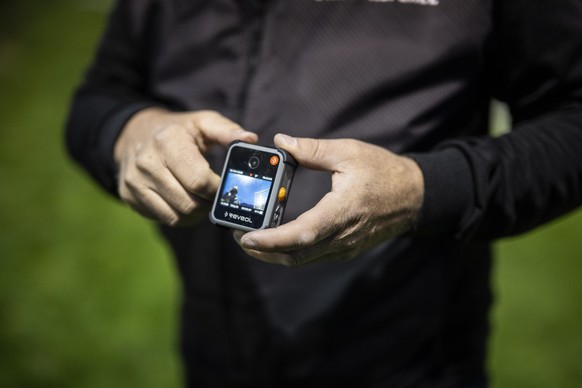Alexander Schmid, president de la commission des arbitres de l'AVF, presente une bodycam fixee sur les arbitres lors de la presentation dun projet pilote de l'UEFA sur l'utilisation de ...