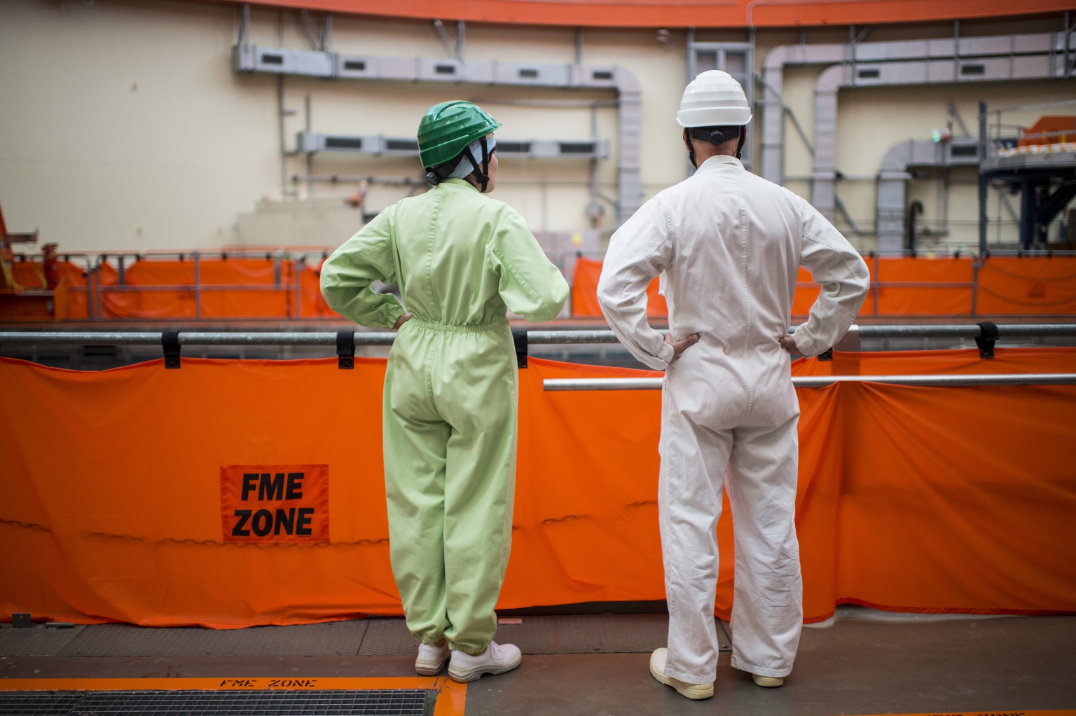 Zwei Besucher begutachten den Reaktor im Atomkraftwerk Leibstadt, aufgenommen am Freitag, 18. Juli 2014.