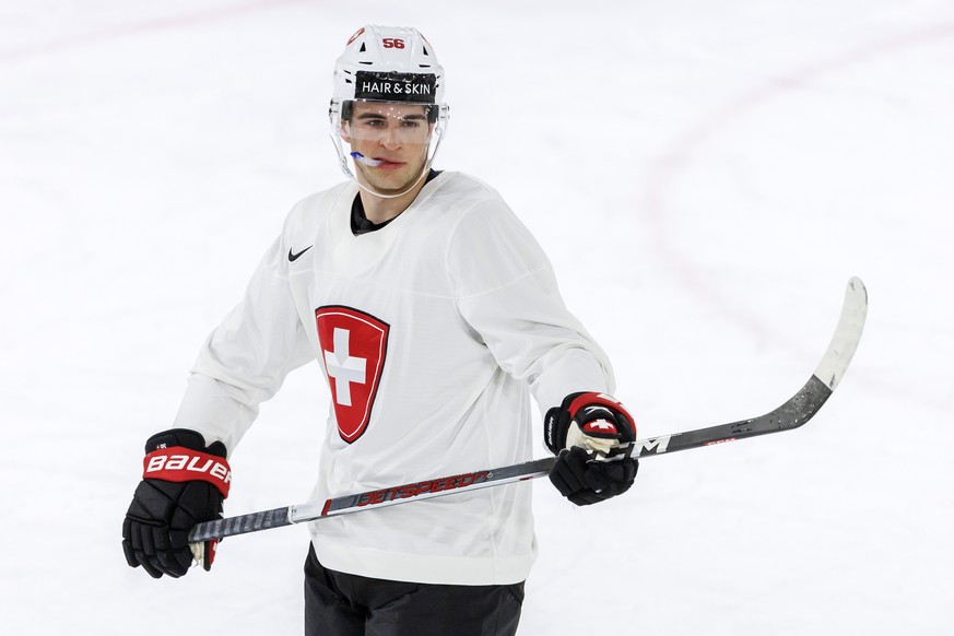 Switzerland&#039;s defender Tim Berni, looks his teammates, during a Switzerland team training session at the IIHF 2023 World Championship, at the Daugava Arena, in Riga, Latvia, Friday, May 12, 2023. ...