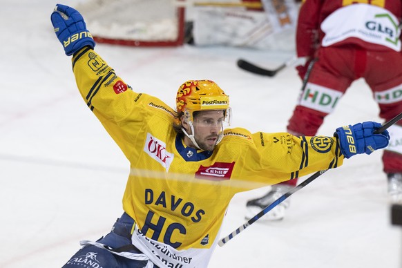 Davos Topscorer Mathias Brome, jubelt beim 1:2 waehrend dem Qualifikations-Spiel der National League, zwischen den SCL Tigers und dem HC Davos, am Samstag 12. Maerz 2022, im Ilfisstadion in Langnau. ( ...