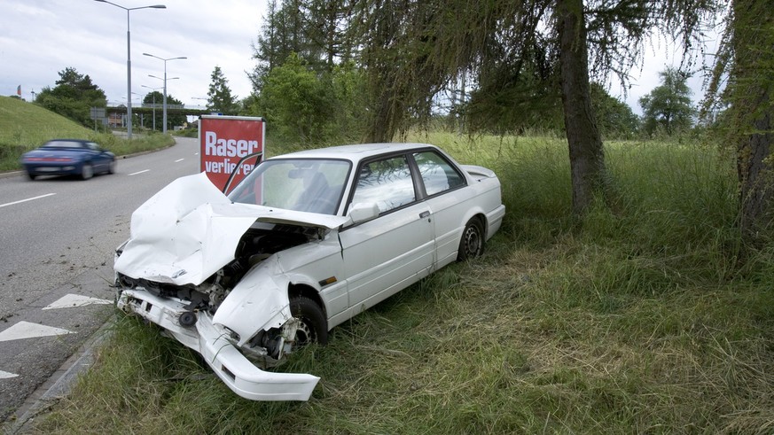 Ein Auto-Wrack steht an der Emil Kloeti-Strasse in Zuerich am Samstag, 4. juni 2005. Die Zuercher Polizei macht in ihrer neusten Verkehrssicherheitskampagne Raser eindruecklich auf die Folgen ihrers T ...