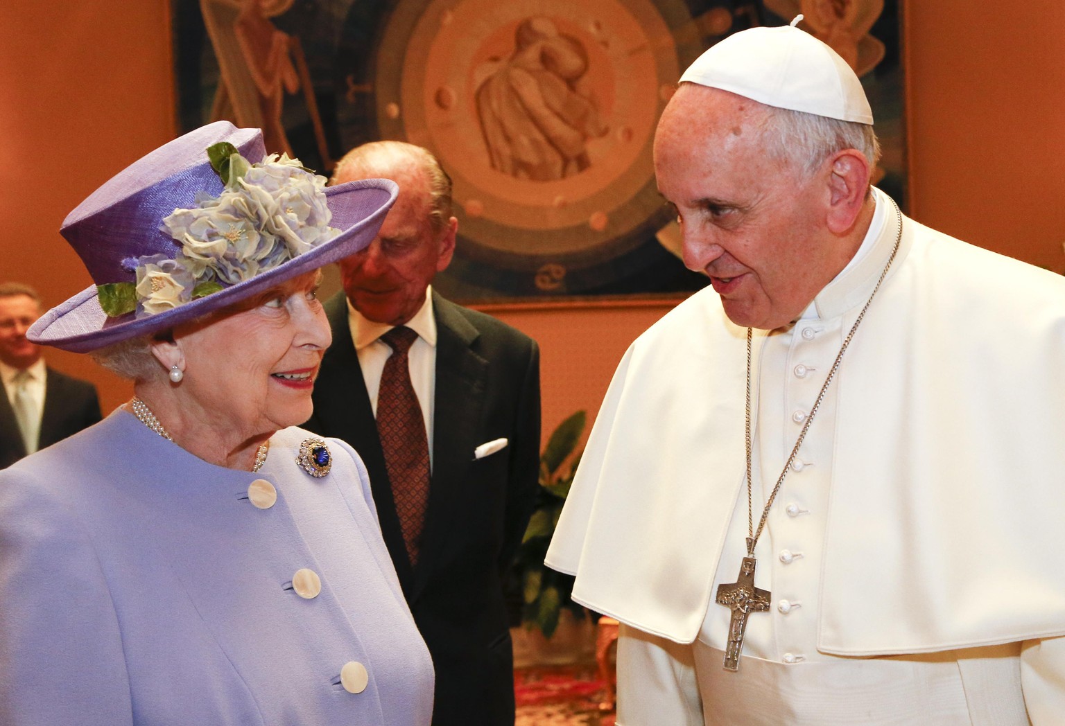 Zufriedenes Lächeln: Die britische Königin, Queen Elizabeth II., hat Papst Franziskus getroffen.