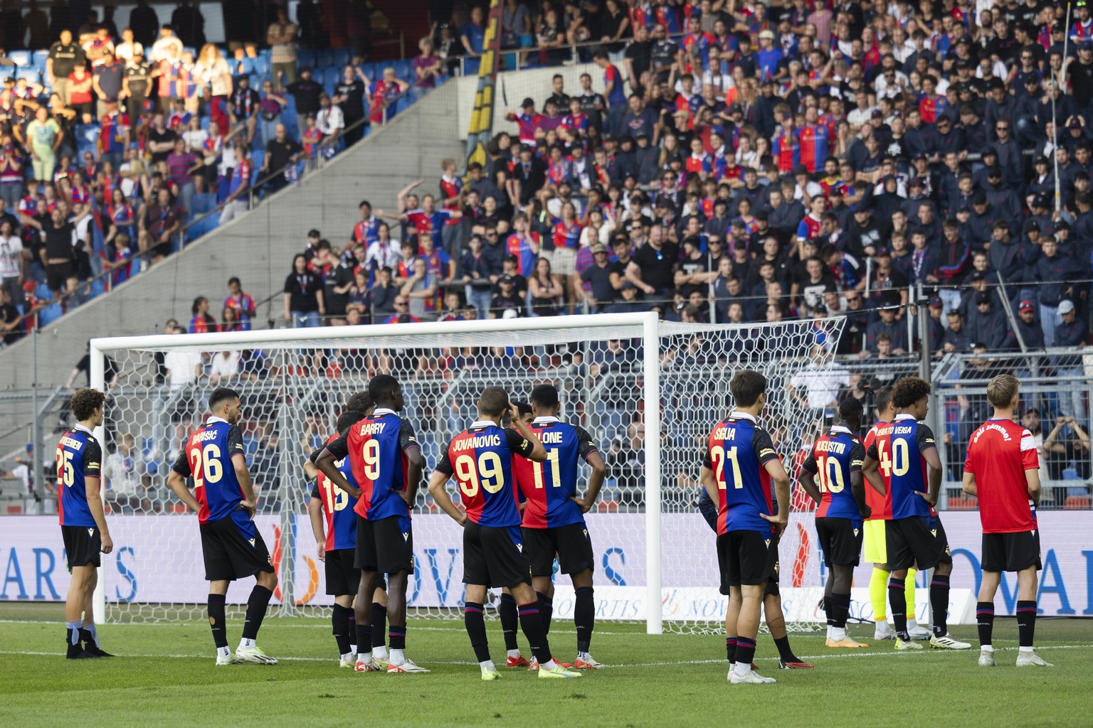 Basels Spieler stehen vor ihrer Fankurve nach der 0-3 Niederlage im Super League Spiel zwischen dem FC Basel 1893 und dem FC Stade Lausanne Ouchy, SLO, im Stadion St. Jakob-Park in Basel, am Sonntag,  ...