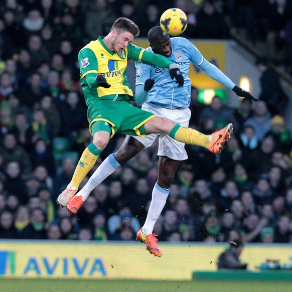 epa04062292 Norwich City&#039;s Ricky van Wolfswinkel (L) clashes with Manchester City&#039;s Yaya Toure during the English Premier League soccer match between Norwich City FC and Manchester City FC a ...