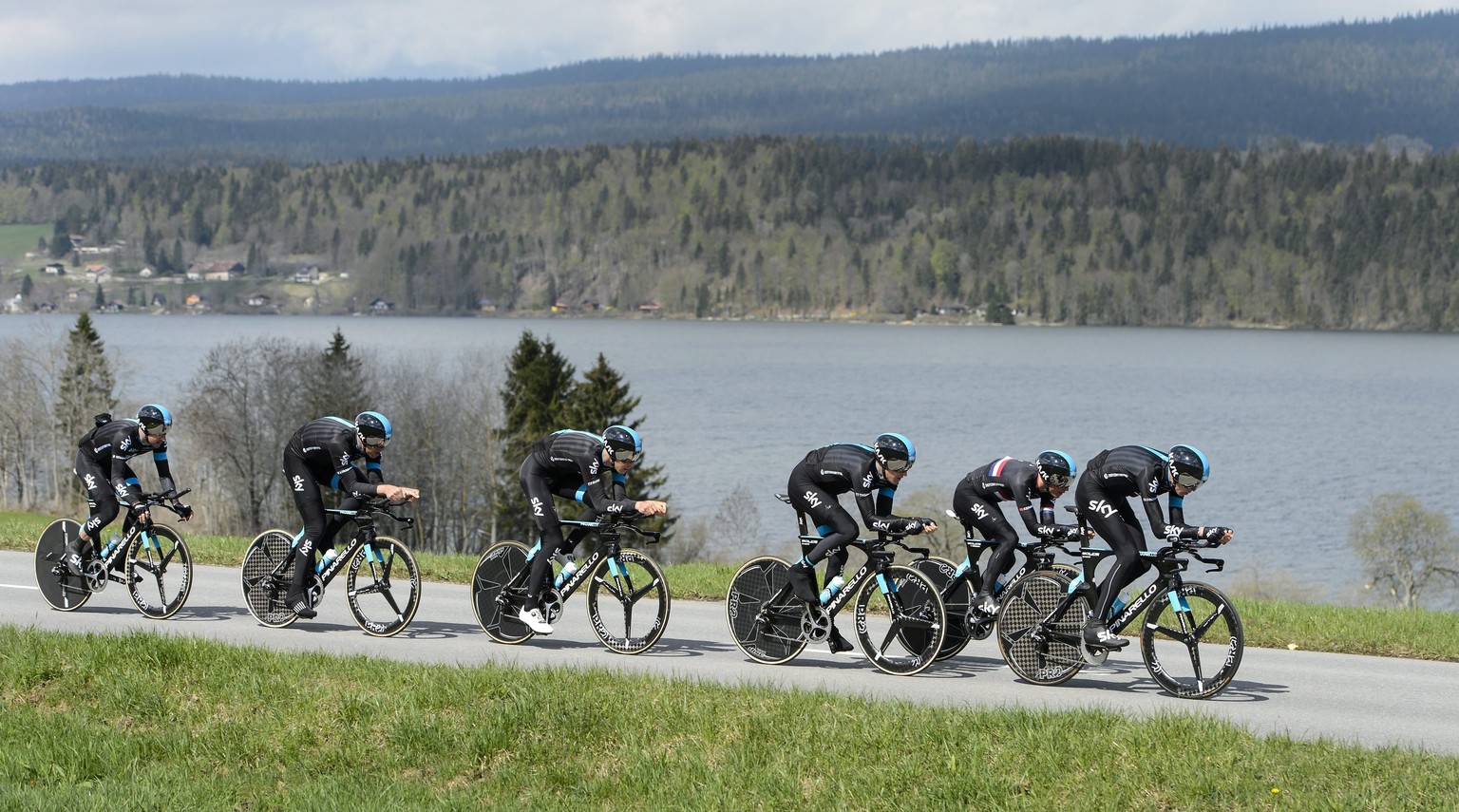 Froomes Sky-Equipe gestern beim Training für das heutige Mannschaftszeitfahren am malerischen Lac de Joux.