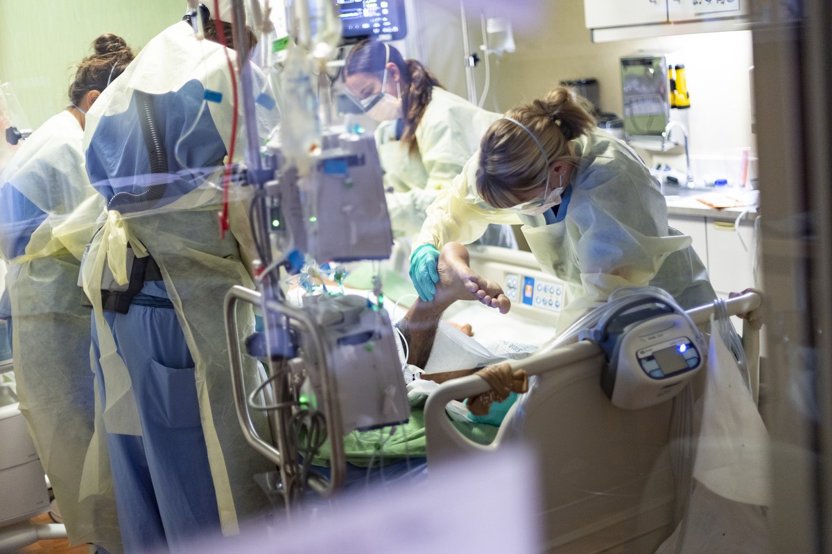Medical professionals pronate a 39 year old unvaccinated COVID-19 patient in the Medical Intensive care unit (MICU) at St. Luke's Boise Medical Center in Boise, Idaho on Tuesday, Aug. 31, 2021. ( ...