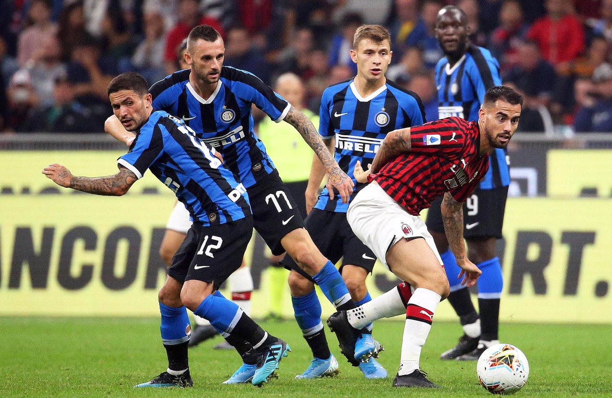 epa07860141 Milan's Suso (front R) in action against Inter players (L-R) Stefano Sensi, Marcelo Brozovic, and Nicolo Barella during the Italian Serie A soccer match between AC Milan and Inter Mil ...