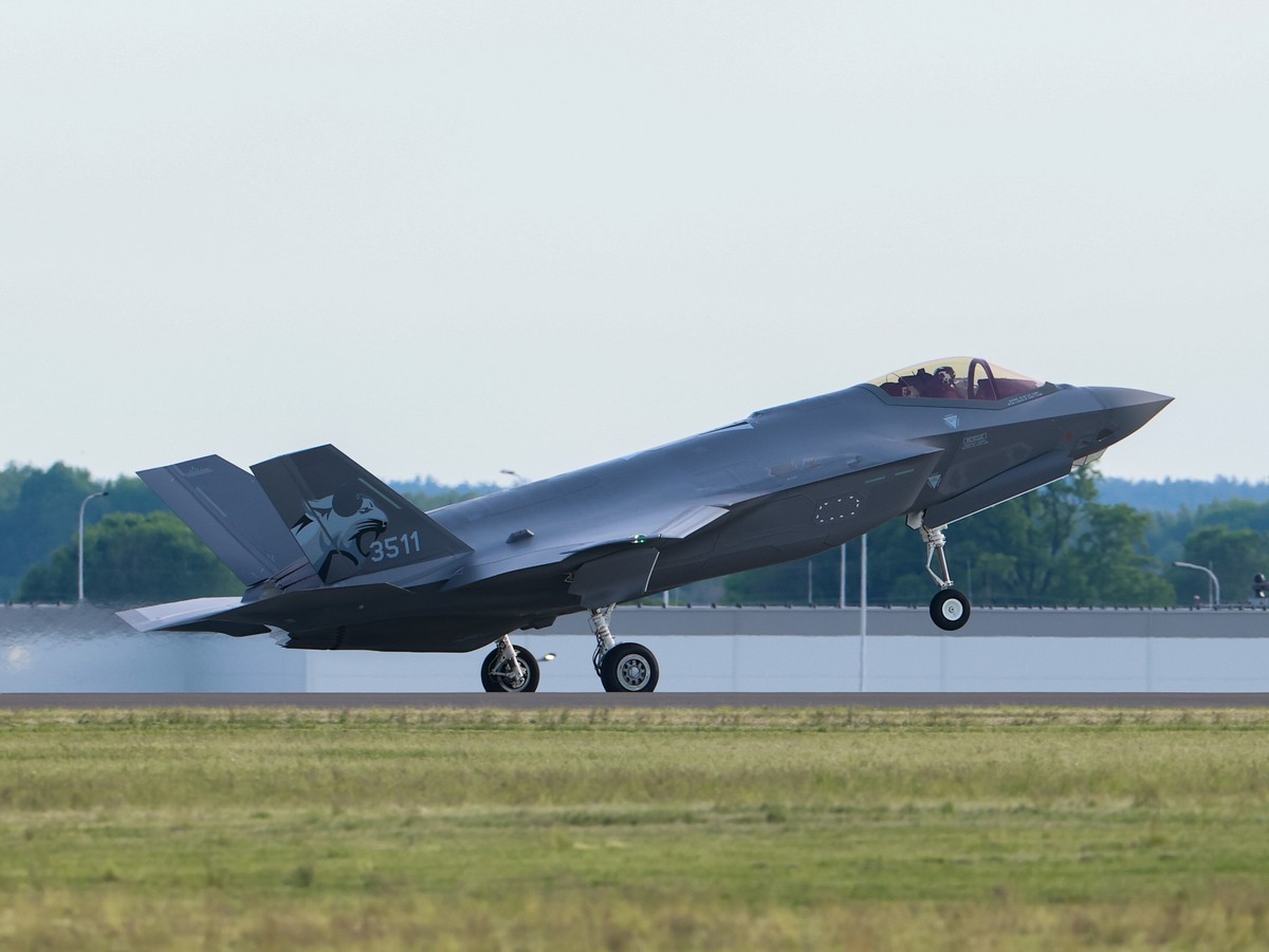 epa12984721 A military aircraft takes part in a welcome ceremony for the first Polish F-35 aircraft at the 32nd Tactical Air Base in Lask, central Poland, 22 May 2026. The first three F-35 aircraft ha ...