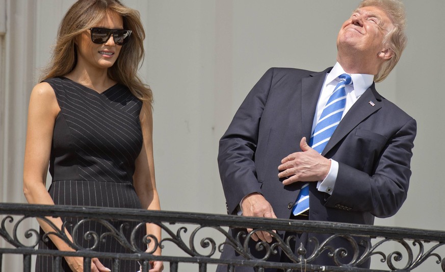 Bilder des Tages August 21, 2017 - Washington, District of Columbia, United States of America - United States President Donald J. Trump, right, looks skywards as he prepares look at the partial eclips ...