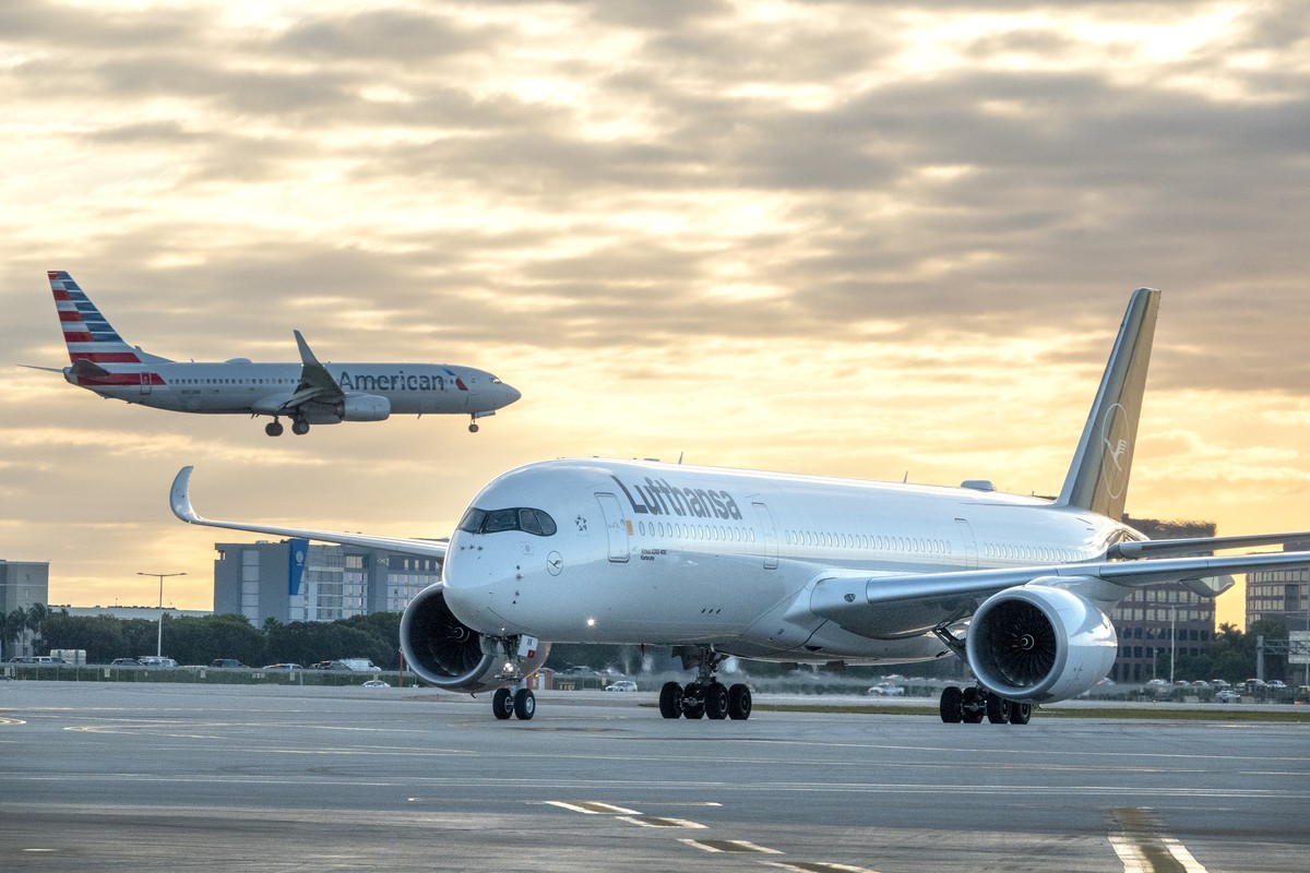 epaselect epa09571833 Lufthansa's A350-900 plane arrives from Munich to the Miami International Airport?s concourse J, in Miami, Florida, USA, 08 November 2021. With the US border closed to non-e ...
