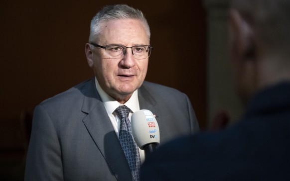 Nationalrat Andreas Glarner (SVP-AG), links, im Interview mit Matthias Steimer, Bundeshauskorrespondent von TeleZueri, rechts, vor seiner Anhoerung bei der Kommission fuer Rechtsfragen des Staenderats ...