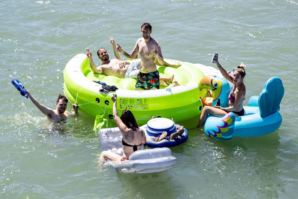 Viele Gummiboetler geniessen das tolle Wetter mit ihrem Gefaehrt auf der Reuss zwischen Luzern und Gisikon-Root im Kanton Luzern am Samstag, 15. August 2020. (KEYSTONE/Urs Flueeler).