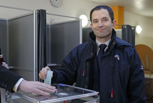 Former French minister and candidate Benoit Hamon votes in the first round of the French left&#039;s presidential primary election in Trappes, France, January 22, 2017. REUTERS/Jacky Naegelen