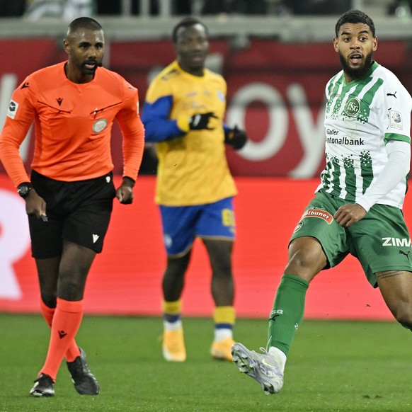 Der St.Galler Willem Geubbels, links, gegen den Grasshopper Imourane Hassane, rechts, beim Fussballspiel der Super League FC St. Gallen gegen den Grasshopper Club Zuerich im Kybunpark in St.Gallen am  ...