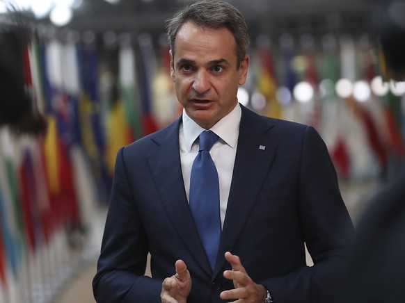 ARCHIV - Kyriakos Mitsotakis, Premierminister von Griechenland, spricht mit Journalisten, als er zu einem EU-Gipfel im Geb