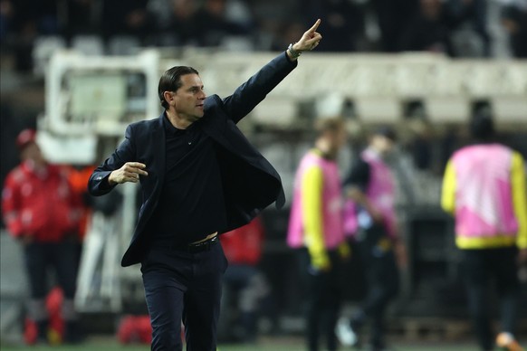 epa12508968 Young Boys&#039; head coach Gerardo Seoane gestures during the UEFA Europa League soccer match between PAOK and Young Boys in Thessaloniki, Greece, 06 November 2025. EPA/ACHILLEAS CHIRAS