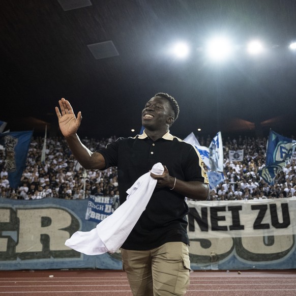 Zuerichs Wilfried Gnonto verabschiedet sich vor der Zuercher Suedkurve im Fussball Meisterschaftsspiel der Super League zwischen dem FC Zuerich und dem FC Lugano im Letzigrund, am Samstag, 3. Septembe ...