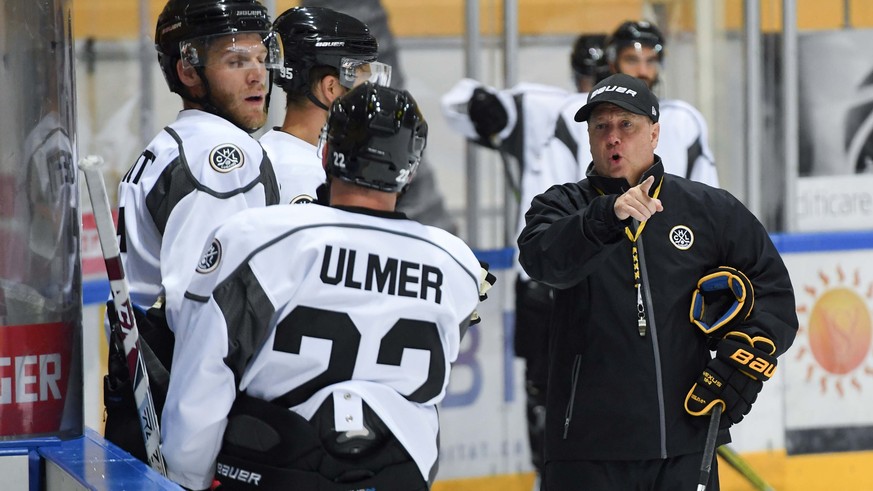 Trainer Greg Ireland, rechts, waehrend des Trainingsauftakts des HC Lugano fuer die Saison 2018/19, am Montag, 13. August 2018, in Lugano. (KEYSTONE/Ti-Press/Davide Agosta)