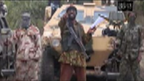 Abubakar Shekau, der Führer von Boko Haram in einem Videostill.