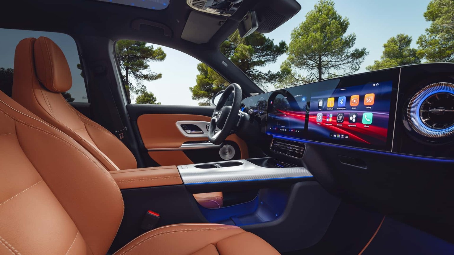 Digitaler Fahrerplatz: Bis zu drei Displays unterhalten Fahrer und Beifahrer.