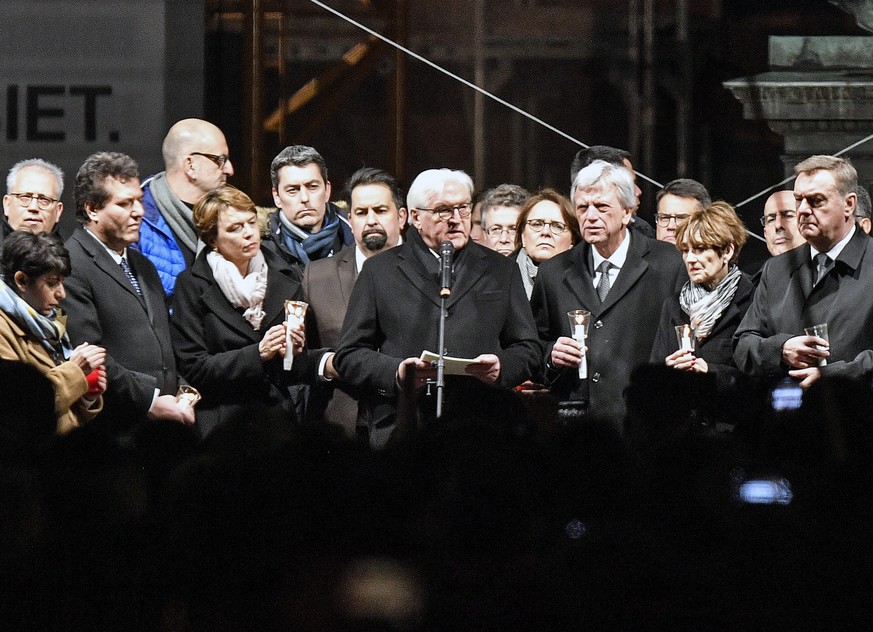 Der deutsche Bundespräsident Frank-Walter Steinmeier spricht bei einer Trauerfeier auf dem Marktplatz von hanau.