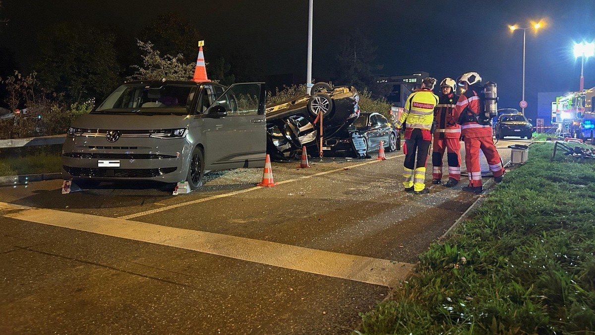Sechs-Verletzte-bei-Massenkarambolage-vor-Rotlicht-in-Regensdorf-ZH