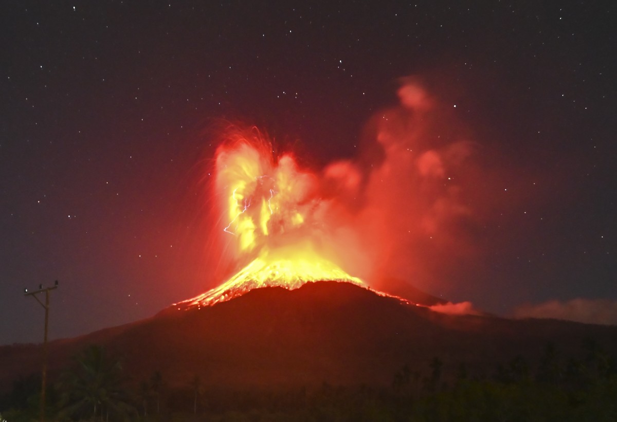 epa12277725 A handout photo made available by the Vulcanology and Geological Disaster Mitigation Center (PVMBG) of the Indonesian Ministry of Energy and Mineral Resources shows the Lewotobi Laki-Laki  ...