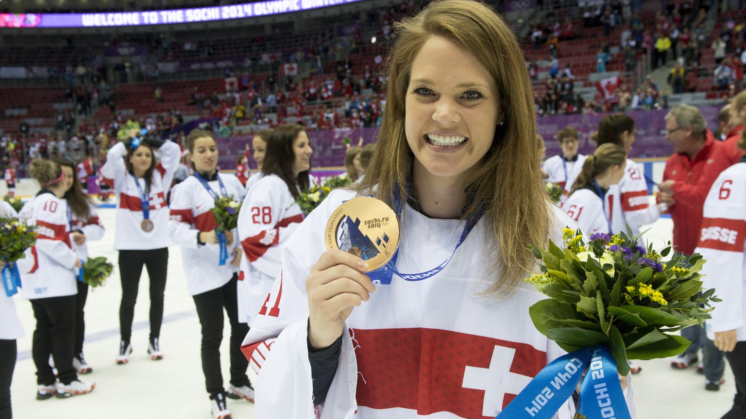 ARCHIVBILD ZUM RUECKTRITT VON FLORENCE SCHELLING --- Switzerland&#039;s ice hockey women goalkeeper Florence Schelling celebrates her bronze medal during the women&#039;s ice hockey victory ceremony a ...