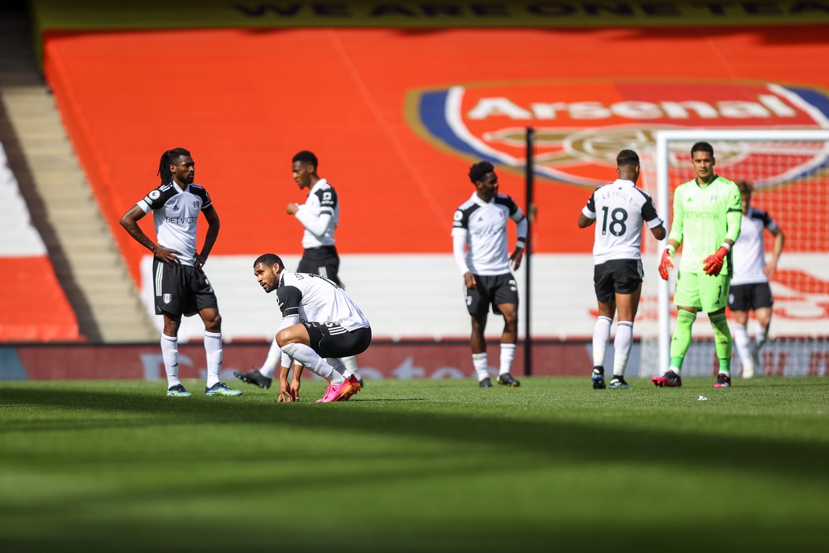 epa09143592 Fulham players react after the English Premier League soccer match between Arsenal FC and Fulham FC in London, Britain, 18 April 2021. EPA/Julian Finney / POOL EDITORIAL USE ONLY. No use w ...