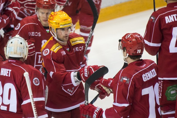 Le Top Scorer lausannois Dustin Jeffrey, centre, parle avec ses coequipiers lors du match du championnat suisse de hockey sur glace de National League A, entre le Lausanne Hockey Club, LHC, et le HC D ...