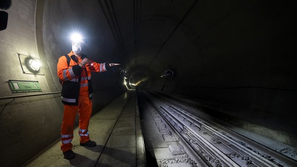 Stefan Irngartinger, chef de projet chez BLS Alptransit, parle aux journalistes dans le tube est du tunnel de base du Loetschberg lors d&#039;une visite de presse sur la renovation de la zone endommag ...