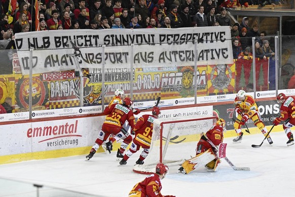 Tigers Fans fordern Hilfe fuer die Swiss League im Qualifikations-Spiel der National League, zwischen den SCL Tigers und dem EHC Biel, am Freitag, 9. Dezember 2022, im Ilfisstadion in Langnau. Der Swi ...