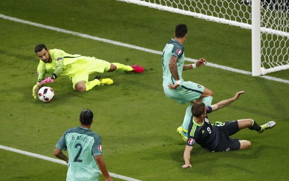 Football Soccer - Portugual v Wales - EURO 2016 - Semi final - Stade De Lyon - Lyon, France - 6/7/16 Portugal&#039;s goalkeeper Rui Patricio makes a save REUTERS/Christian Hartmann