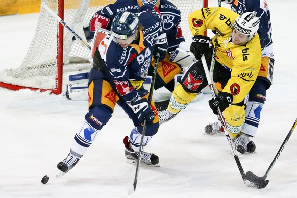ZugÕs Sandro Zangger, links, im Spiel gegen Berns Marco Mueller, rechts, im Eishockey Meisterschaftsspiel der National League A zwischen dem EV Zug und dem SC Bern am Freitag, 11. November 2016, in de ...