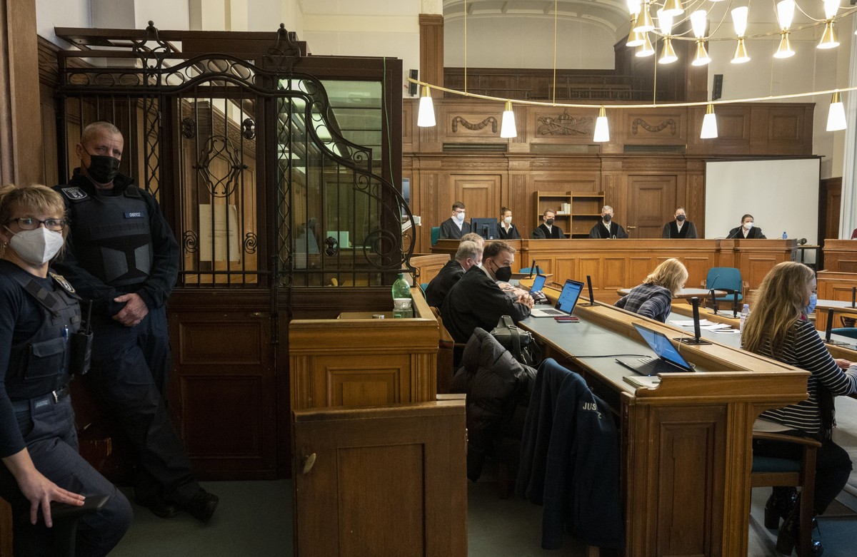 The parties to the trial are sitting in the courtroom in Berlin,Germany, Wednesday, Dec.15, 2021. The verdict is expected in the "Tiergarten Murder" trial, a 56-year-old man is accused of sh ...