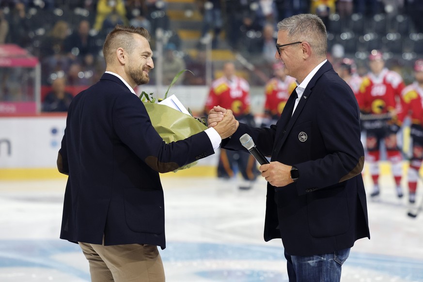 Der neue SCB CEO Raeto Raffainer, links, bedankt sich beim abtretenden SCB CEO Marc Luethi, vor dem Eishockey Meisterschaftsspiel der National League zwischen dem SC Bern und dem EV Zug, am Freitag, 1 ...