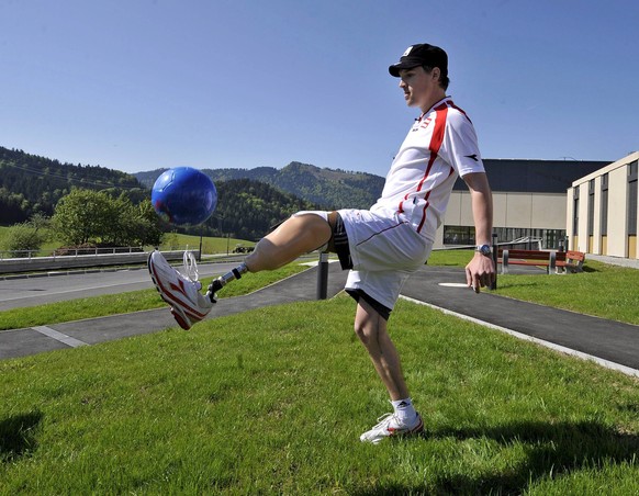 epa01338659 Austrian ski racer Matthias Lanzinger juggles a ball at the rehabilitation centre in Bad Haering, Austria, 09 May 2008. Lanzinger had to undergo an emergency amputation of his lower left l ...