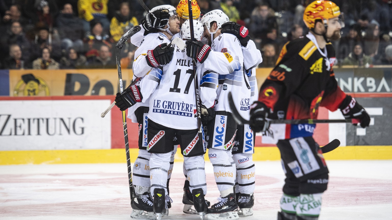 Fribourgs Spielers jubeln nach einem Tor, beim Eishockey Meisterschaftsspiel der National League zwischen dem SC Bern und dem HC Fribourg Gotteron, am Freitag, 8. Februar 2019, in der Postfinance Aren ...