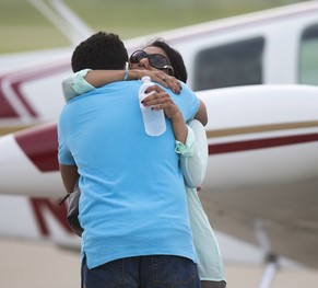 Der 17-jährige Haris und seine Mutter vor dem Abflug.